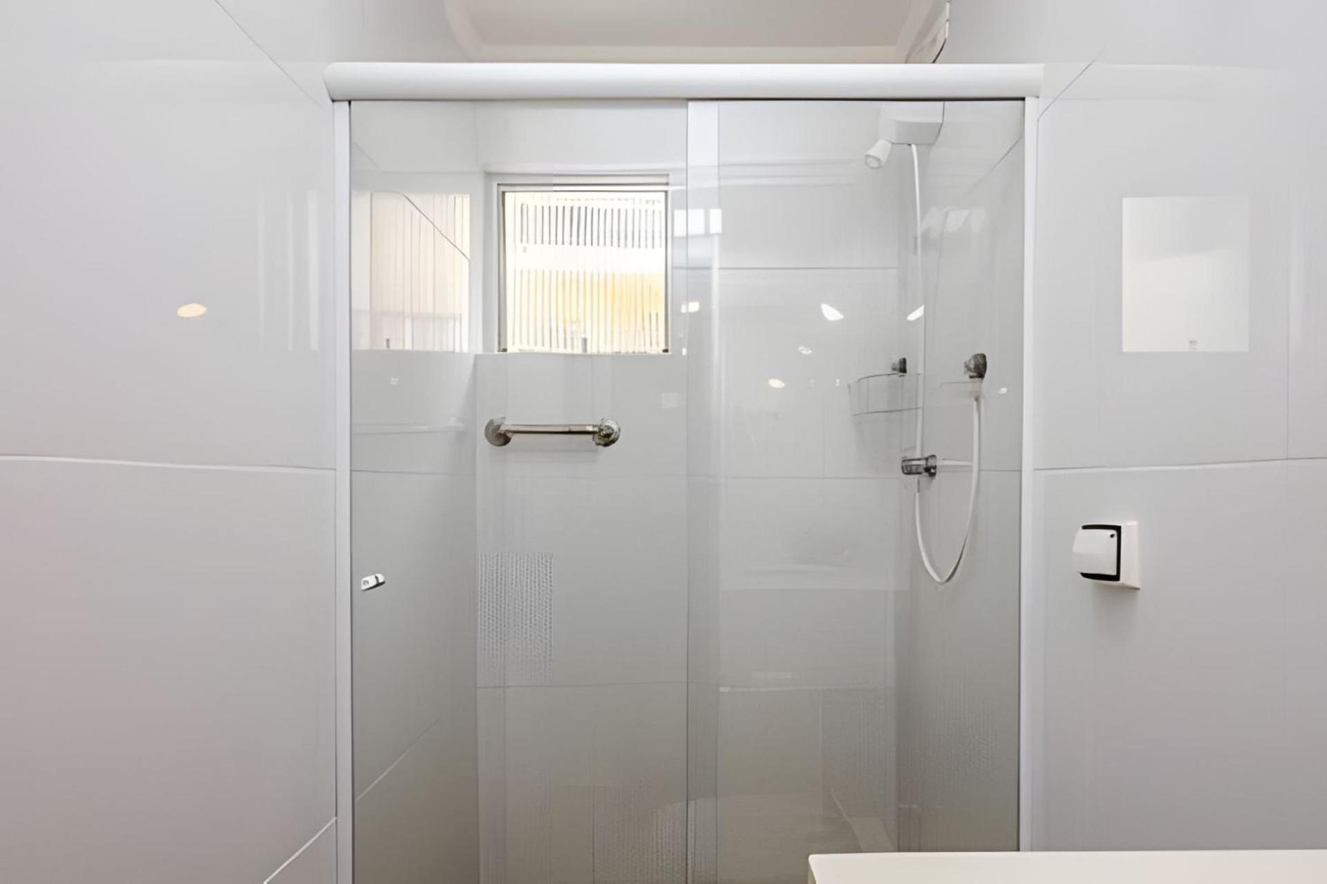 Apto Na Enseada Excelente Localizacao, 500M Da Praia, Garagem, Ar Condicionado Portaria 24 Horas 瓜鲁雅 外观 照片